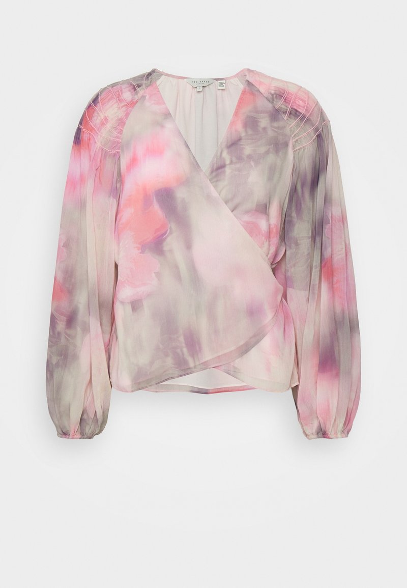 Blouse fluide portefeuille en tissu transparent, présentant des motifs aquarelle doux rose et violet, manches longues bouffantes et fronces aux épaules.