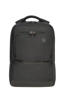 Zaino nero realizzato in tessuto resistente, dotato di tasca frontale con zip, maniglia superiore e un design elegante con branding minimale.