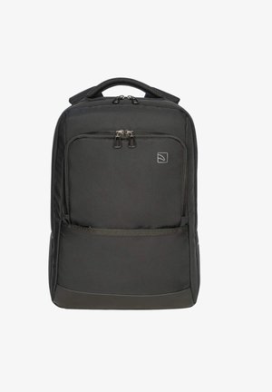 Zaino nero realizzato in tessuto resistente, dotato di tasca frontale con zip, maniglia superiore e un design elegante con branding minimale.