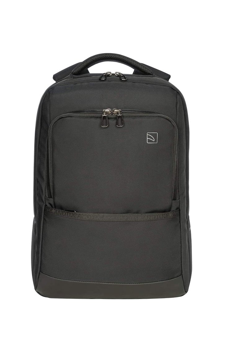 Zaino nero realizzato in tessuto resistente, dotato di tasca frontale con zip, maniglia superiore e un design elegante con branding minimale.