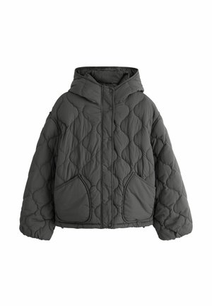 Sort quiltet hættetrøjejakke med store forlommer og trykknaplukning, med bølget quiltet mønster.