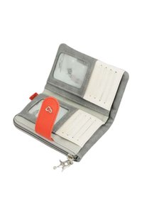 Kompakte Geldbörse mit grauem Stoffaußenmaterial, weißen Kartenfächern, klaren Ausweisfenstern und einem orangefarbenen Riemen. Mit Reißverschluss und dekorativem Anhänger.