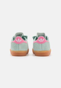 adidas Originals GAZELLE COMFORT CLOSURE ELASTIC LACES KIDS - Športni copati - hazy green/footwear white/bliss pink