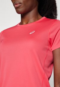ASICS CORE TOP - Tekninen t-paita - pixel pink
