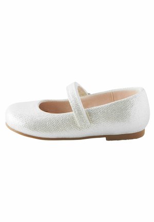 Srebrne teksturowane buty Mary Jane dla dziewczynek z pojedynczym paskiem i płaską brązową podeszwą, pokazane z boku na białym tle.