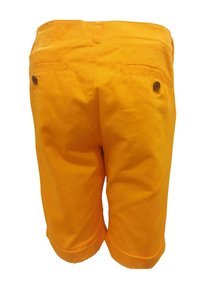 Pantalones cortos de algodón amarillos con una textura suave, que cuentan con dos bolsillos traseros con botones marrones y dobladillos enrollados.