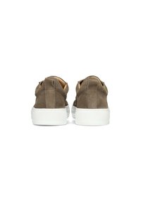 Zapatos de ante marrón con un diseño elegante, suela de goma blanca y bordes redondeados. Presentan acentos cosidos y un forro interior suave.