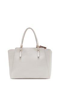 Bolso tote de cuero gris con doble asa, acentos de hardware dorado y un detalle de bufanda con estampado unido al lado.