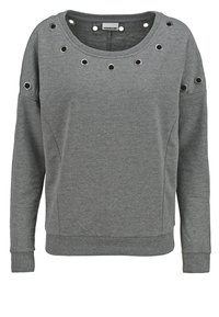 Sudadera gris con escote redondo, acentuada con ojales plateados. Presenta mangas largas y una tela suave y texturizada. Corte casual.