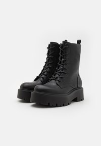 Madden Girl CHASE - Botine cu platformă - black paris