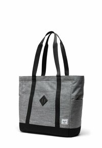 Sac fourre-tout gris et noir avec des bretelles doubles, un patch en forme de losange à l'avant, une poche latérale et une étiquette de marque près de la base.