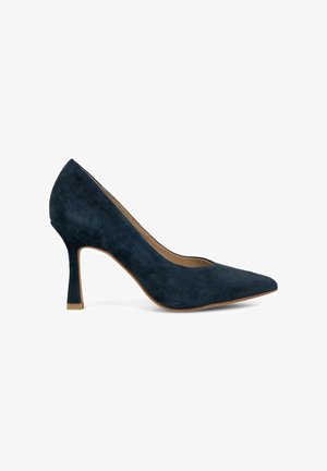 Zapato de tacón alto de ante azul marino con punta afilada, tacón stiletto delgado y forro interior suave. Textura sutil sin patrones visibles.