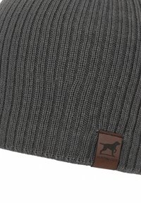 Donkergrijze geribde gebreide muts met een bruin leren patch met een honden silhouet en de tekst "HUNTING CLUB".