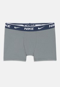 Boxer briefs da uomo grigi realizzati in tessuto morbido, con un elastico blu navy e logo "NIKE" in bianco, vestibilità aderente e texture liscia.