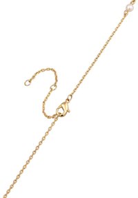 Bracciale in oro con chiusura a gancio. Presenta un piccolo accento di perla. Composto da anelli interconnessi con una finitura lucida.