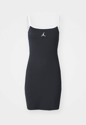 Robe noire à côtes avec des bretelles et des finitions blanches. Présente un logo Jumpman sur la poitrine. Silhouette ajustée, design longueur genou.