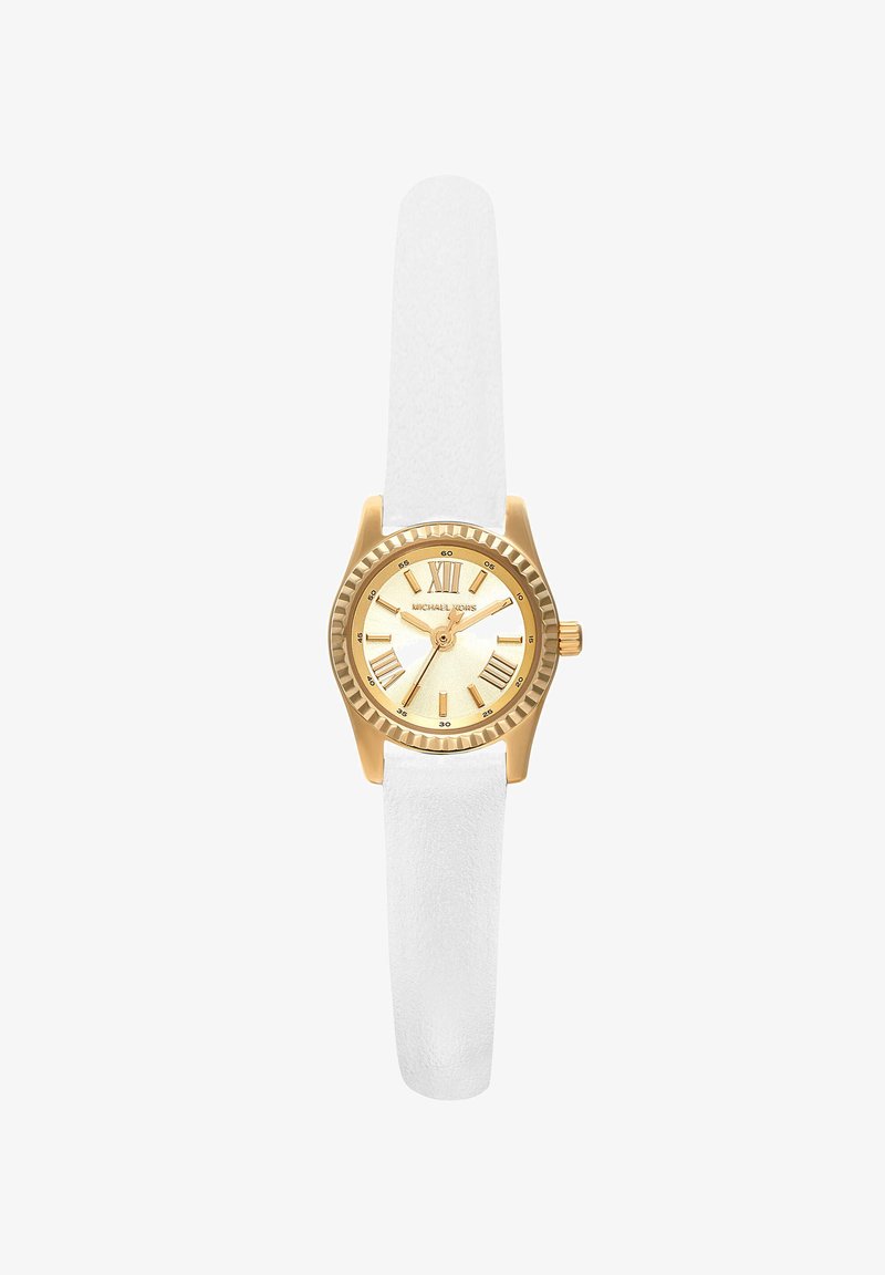 Montre ronde dorée Michael Kors avec bracelet en cuir blanc, chiffres romains et trois aiguilles indiquant 10:10:36.