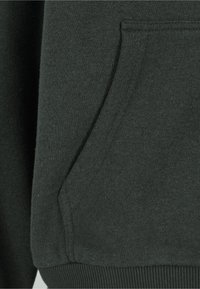 Mørkegrøn sweatshirtstof med en blød tekstur, der har en frontlomme og ribbede mansjetter. Designet er enkelt og behageligt.