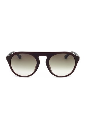 Occhiali da sole stile aviator marrone scuro con lenti sfumate e ponte a forma di serratura, mostrati frontalmente su sfondo bianco.