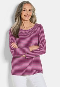 Langärmliges Oberteil in Dunkelpink mit weißen horizontalen Streifen, ausgestattet mit einem runden Ausschnitt und lockerer Passform. Glattes Material mit leichtem Stretch.