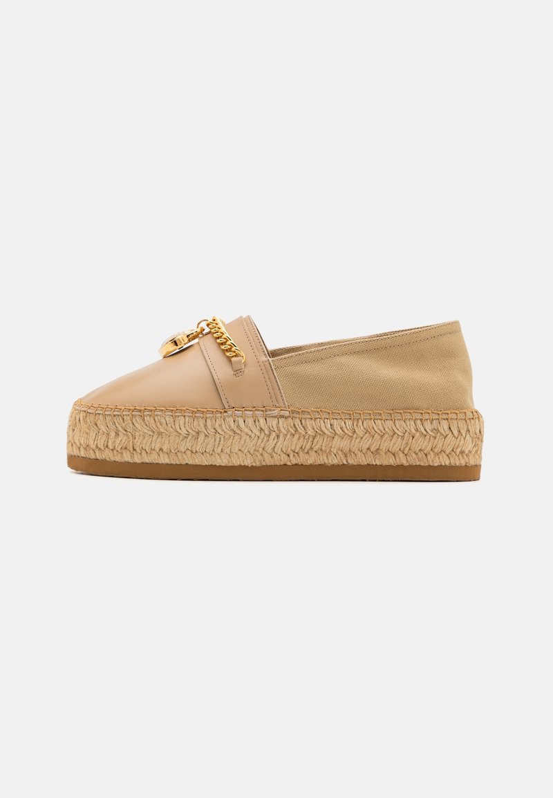 Chaussure espadrille plateforme beige avec semelle en jute tressée, avant en cuir, talon en tissu et détail chaîne dorée sur le dessus.
