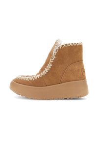 Kraví semišové kotníkové boty s bílou kožešinovou podšívkou, zigzagovým bílým prošíváním a silnou gumovou podešví, boční pohled na bílém pozadí.