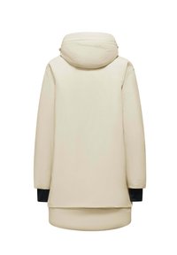 Beige waterdichte parka met een ronde capuchon, lange mouwen en een iets verlengd achterpand. Heeft donkere manchetten en een gladde, matte textuur.
