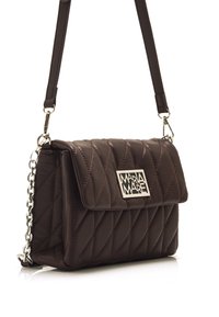 Borsa a tracolla in pelle marrone trapuntata con catena d'argento, chiusura a patta e accento metallico con logo. Presenta cuciture diagonali e una texture liscia.