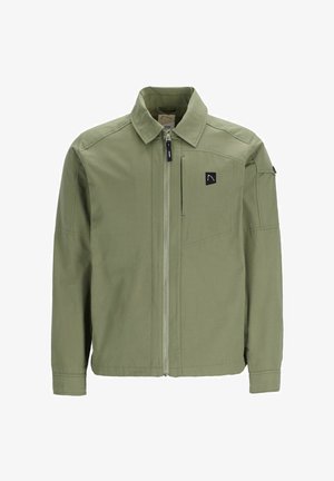 Giacca leggera verde oliva con zip sul davanti, colletto alto, tasche laterali e una piccola patch del logo sul lato sinistro del petto. Design a taglio su misura.