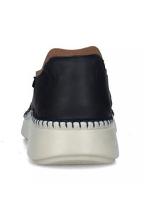 Scarpa in pelle nera con tacco arrotondato, suola in gomma bianca e dettagli di cucitura a contrasto lungo il bordo. Accentatura marrone sul tacco.