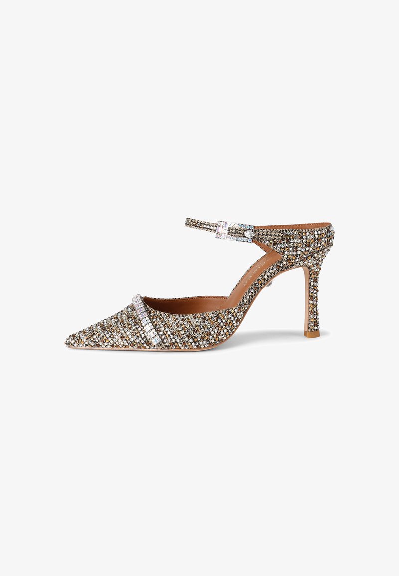 Slingback hak met puntige neus in metallic tinten, versierd met strass steentjes en een smalle enkelband met een rechthoekige gespsluiting.