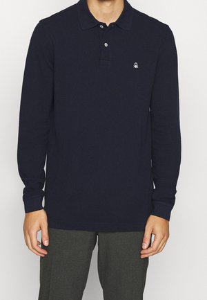 Granatowa koszulka polo z długim rękawem wykonana z bawełnianej tkaniny, z kołnierzykiem z kołnierzem, plisą na trzy guziki oraz małym białym logo na lewej piersi.