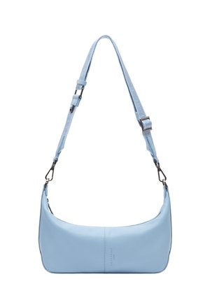 Jasnoniebieska skórzana torba na ramię z regulowanym paskiem, srebrnymi metalowymi zapięciami i subtelnym tłoczeniem logo na środku przedniej części.