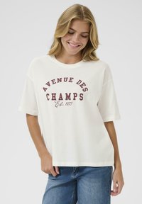 T-shirt bianco in cotone con maniche corte, decorato con una grafica bordeaux che recita "AVENUE DES CHAMPS Est. 1975" in un design curvo. Vestibilità casual.