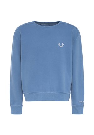 Sweat-shirt bleu col rond avec petit logo fer à cheval sur la poitrine et texte "True Religion Los Angeles" sur le bord de la manche.
