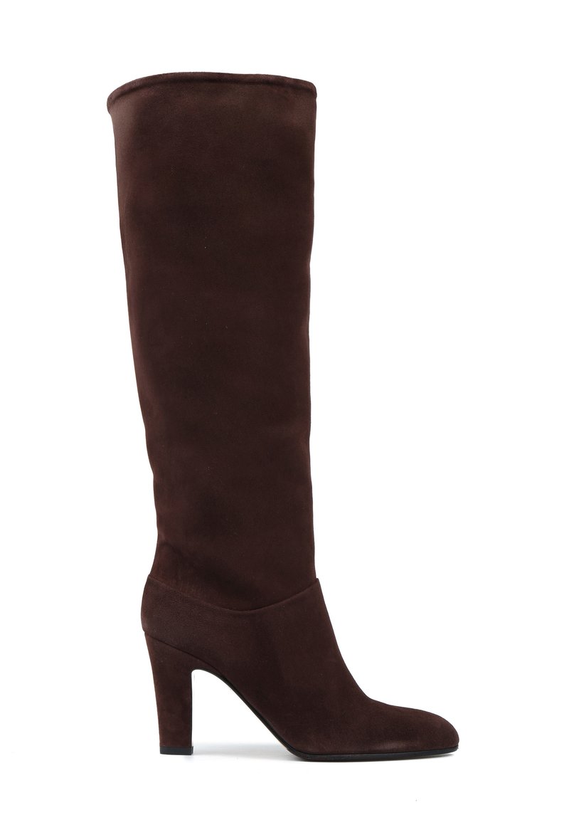 Brązowy zamszowy botek na wysokim obcasie z wysoką cholewką i spiczastym noskiem, charakteryzujący się gładką teksturą i wyraźnie zarysowaną sylwetką.