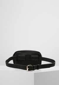 Mustat nahkavyölaukku, jossa on teksturoitu pinta, suorakulmainen muoto, säädettävä hihna ja hopeanvärinen solki. Kaksi etuhihnaa.