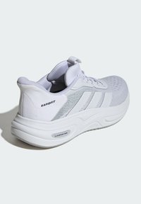 Bijela atletska tenisica s mrežastim gornjim dijelom i mekanim potplatom. Ima sivu akcentnu prugu i "RAPIDFIT" branding na peti.