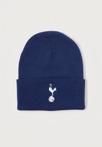 Tengerészeti kötött sapka hajtókával, elöl fehér hímzett logóval, amelyen egy kakas áll egy focilabdán. Simább textúrának örvend.