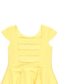 Żółta sukienka z krótkimi falbankowymi rękawami, teksturowanym materiałem, okrągłym dekoltem i poziomymi fałdami na górnej części.