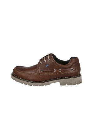 Zapato casual marrón de cuero con cordones, suela beige resistente y ojales metálicos, costuras laterales y pequeña etiqueta de la marca en el lado externo.