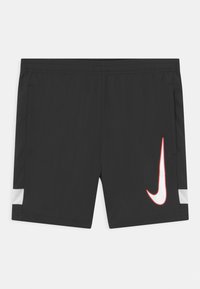 Shorts deportivos negros con cintura elástica, bolsillos laterales, un logo de Nike en blanco y rojo en la pierna derecha, y paneles de malla blanca cerca de las aberturas de las piernas.