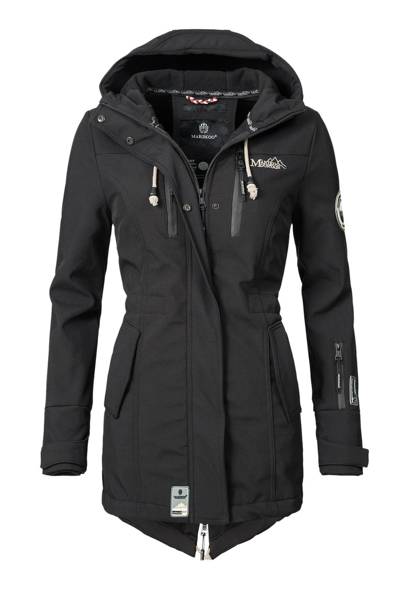 Svart jacka med huva, tillverkad av softshell-material. Har dragkedjor, framfickor och broderad logga på bröstet och ärmen.