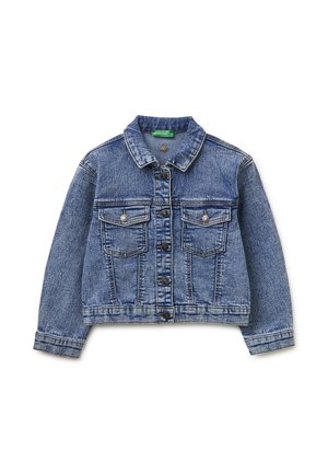 Niebieska kurtka dżinsowa na guziki z przodu, z dwoma kieszeniami na klapie na piersi, długimi rękawami i kołnierzem, ułożona na płasko na białym tle.