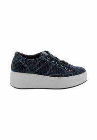 Sneaker superior in tessuto blu navy con suola piatta bianca e accenti scuri, dotato di chiusura con lacci e dettaglio di hardware decorativo.