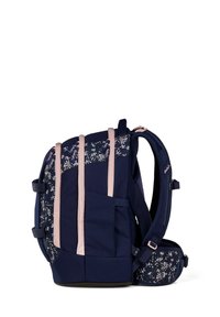 Zaino blu navy con dettagli floreali, schienale imbottito, spallacci rosa, tasche laterali e fondo testurizzato per una maggiore durata. Dotato di spallacci regolabili.