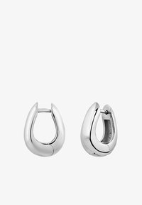 Aros de plata en forma de anillo con un acabado suave y pulido, forma redondeada y cierre de bisagra seguro. Destacan por su diseño elegante.