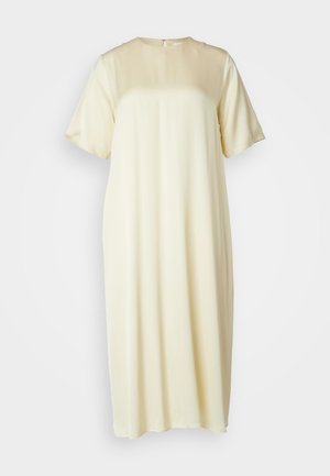 Trumpas rankovės, kelių ilgio suknelė iš minkštos, šviesiai geltonos medžiagos su lygiu paviršiumi, paprastu apvaliu iškirpimu ir užtrauktuku nugaroje.