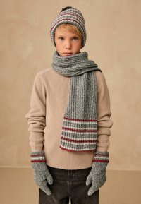 Strikket hue med en rød og grå stribet kant, matchende grå tørklæde med røde accenter og grå handsker med rød stribe ved manchetterne.