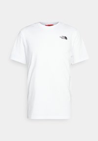 Camiseta de algodón blanca con mangas cortas, cuello redondo y pequeño logo negro en el área del pecho izquierdo. Textura suave, diseño casual.